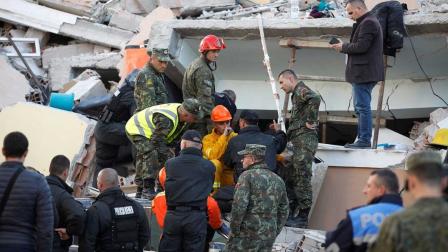 Aumentan a 18 los muertos por sismo en Albania