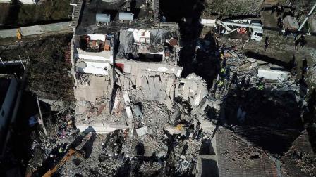 Aumentan a 18 los muertos por sismo en Albania