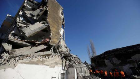 Aumentan a 18 los muertos por sismo en Albania