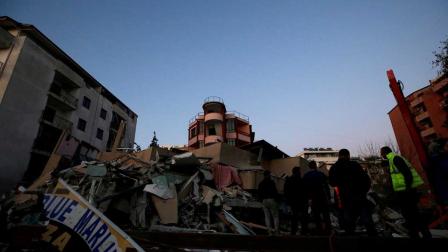 Aumentan a 18 los muertos por sismo en Albania