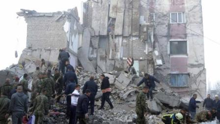 Aumentan a 18 los muertos por sismo en Albania