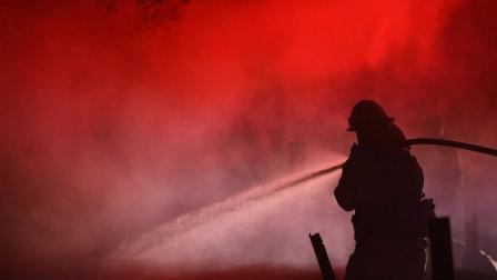 Desalojan a miles en California por nuevo incendio forestal