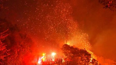 Desalojan a miles en California por nuevo incendio forestal