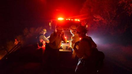 Desalojan a miles en California por nuevo incendio forestal