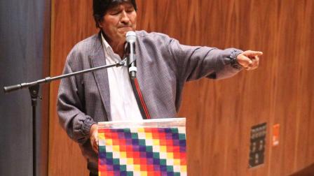 Evo Morales encabezó una reunión en el auditorio de Ollin Yoliztli, donde subrayó que los indios gobernaron mejor que los de Harvard y que los racistas no perdonan sus políticas nacionales.