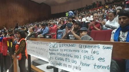 Evo Morales encabezó una reunión en el auditorio de Ollin Yoliztli, donde subrayó que los indios gobernaron mejor que los de Harvard y que los racistas no perdonan sus políticas nacionales.