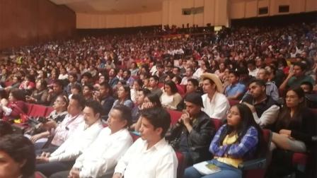 Evo Morales encabezó una reunión en el auditorio de Ollin Yoliztli, donde subrayó que los indios gobernaron mejor que los de Harvard y que los racistas no perdonan sus políticas nacionales.