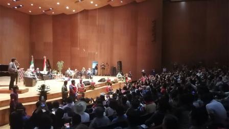 Evo Morales encabezó una reunión en el auditorio de Ollin Yoliztli, donde subrayó que los indios gobernaron mejor que los de Harvard y que los racistas no perdonan sus políticas nacionales.