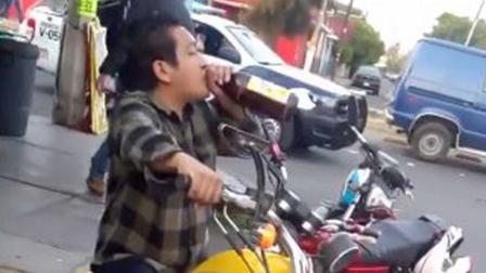 Bebía una caguama en la calle... y así se salvó de la policía