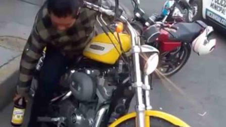 Bebía una caguama en la calle... y así se salvó de la policía