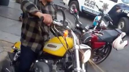 Bebía una caguama en la calle... y así se salvó de la policía