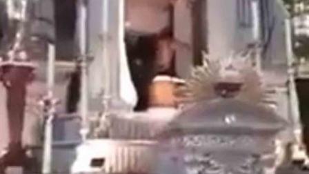 Joven irrumpe en iglesia de San Luis Potosí y ataca a fieles