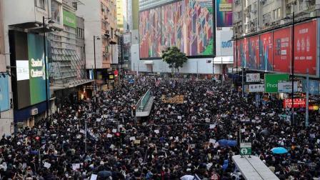 Con marcha masiva, manifestantes dan ultimátum al gobierno de Hong Kong