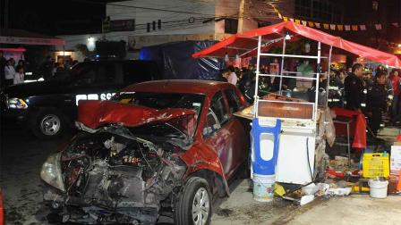 El conductor se estrelló contra un puesto de hamburguesas ambulante.