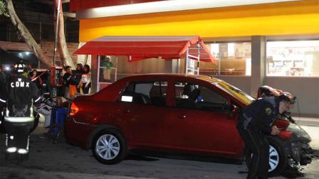 El conductor se estrelló contra un puesto de hamburguesas ambulante.