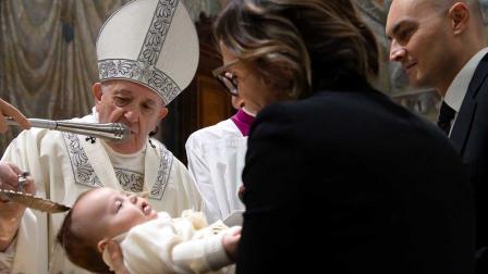 El Papa bautiza a 32 bebés en la Capilla Sixtina