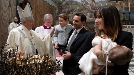 El Papa bautiza a 32 bebés en la Capilla Sixtina