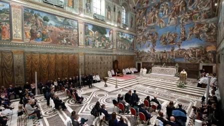 El Papa bautiza a 32 bebés en la Capilla Sixtina