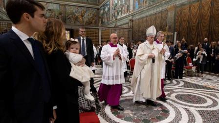 El Papa bautiza a 32 bebés en la Capilla Sixtina