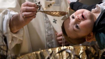 El Papa bautiza a 32 bebés en la Capilla Sixtina