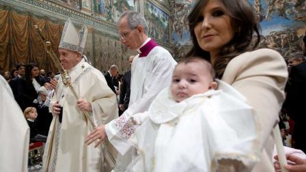 El Papa bautiza a 32 bebés en la Capilla Sixtina