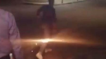 Jóvenes lanzan 'cuete' a poste de luz y causan gran apagón