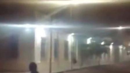 Jóvenes lanzan 'cuete' a poste de luz y causan gran apagón