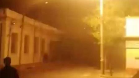 Jóvenes lanzan 'cuete' a poste de luz y causan gran apagón
