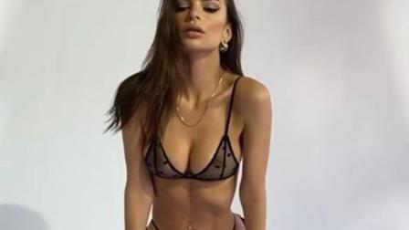 Emily Ratajkowski sube fotos en ropa interior... ¡rompe la red!