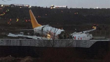 Avión se parte en pedazos tras aterrizaje fallido en Turquía; hay heridos
