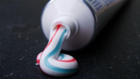 Pasta de dientes. La clave es el uso de pasta dental real, no una pasta de dientes a base de gel. Primero debes frotar una pequeña cantidad de pasta de dientes en el extremo de un hisopo de algodón o en un paño suave y limpio. Ahora llévalo a la pantalla de tu smartphone con movimientos circulares hasta que desaparezca el rayón. Después de esto, limpie la pantalla con un paño ligeramente húmedo para eliminar cualquier exceso de pasta. Foto: Especial