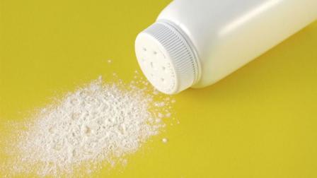Talco para bebés. El talco mezclado con agua crea una pasta espesa que se puede utilizar para eliminar arañazos en su Smartphone y utilízalo como indicamos con el bicarbonato de sodio.