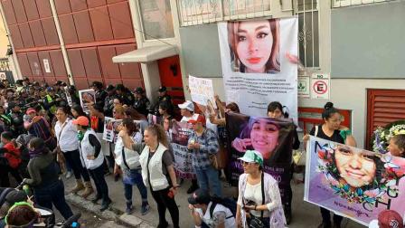 Marcha de mujeres arriba a casa de Ingrid Escamilla