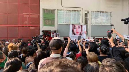 Marcha de mujeres arriba a casa de Ingrid Escamilla