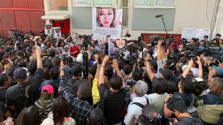 Marcha de mujeres arriba a casa de Ingrid Escamilla