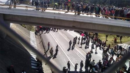 El bloqueo de los inconformes genera largas filas de vehículos que se extienden a lo largo de unos 10 kilómetros, informaron fuentes de seguridad pública de la entidad hidalguense. Foto: Especial