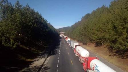 El bloqueo de los inconformes genera largas filas de vehículos que se extienden a lo largo de unos 10 kilómetros, informaron fuentes de seguridad pública de la entidad hidalguense. Foto: Especial
