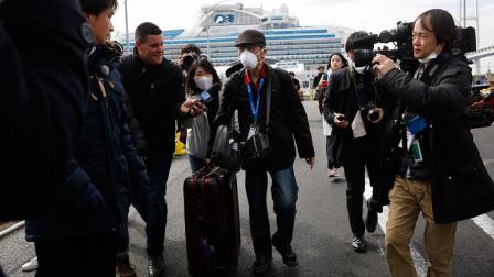 Acaba cuarentena de crucero en Japón; cientos tienen coronavirus