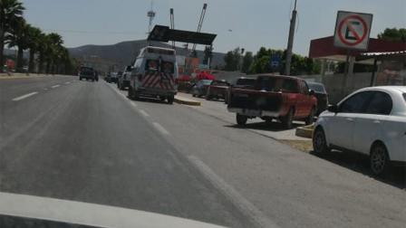 De acuerdo con versiones de vecinos, la trifulca se registró luego de que los paseantes discutieron a bordo del autobús y al descender iniciaron agresiones entre ellos. Foto: Especial