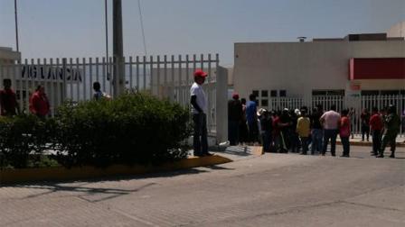 De acuerdo con versiones de vecinos, la trifulca se registró luego de que los paseantes discutieron a bordo del autobús y al descender iniciaron agresiones entre ellos. Foto: Especial