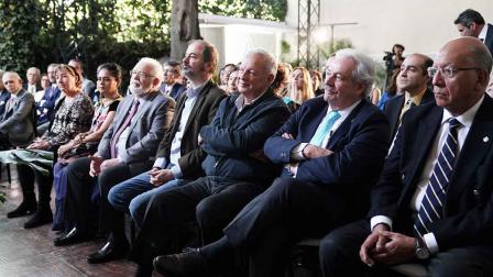 El contrato de donación se firmó en la propia casa con la presencia de la señora Laura Coudurier, distinguidos integrantes del Patronato de la Fundación, como Alberto Baillères, Fernando Senderos y Alfonso Romo; la subsecretaria de la Secretaría de Cultura Federal, Natalia Toledo; el exrector de la UNAM, José Sarukhán; el director de la Academia Mexicana de la Lengua, Gonzalo Celorio; y el director de la Fundación, Eduardo Langagne, además del Consejo Consultivo de la FLM, integrado, entre otras personalid