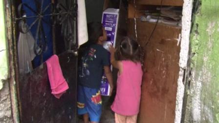 Regalan pantalla a niños que perdían ciclo escolar para que sigan clases