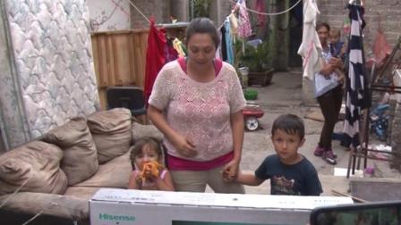 Regalan pantalla a niños que perdían ciclo escolar para que sigan clases