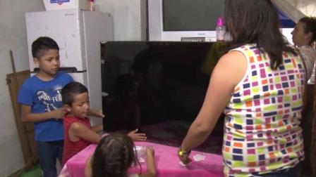Regalan pantalla a niños que perdían ciclo escolar para que sigan clases