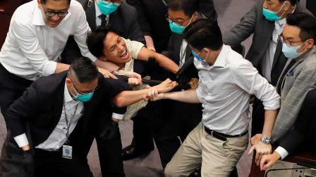 Resurge crisis política en Hong Kong con altercado en parlamento
