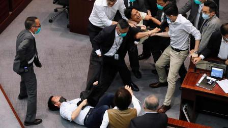 Resurge crisis política en Hong Kong con altercado en parlamento
