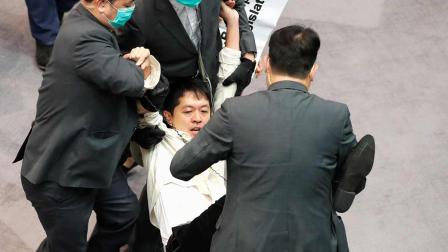 Resurge crisis política en Hong Kong con altercado en parlamento