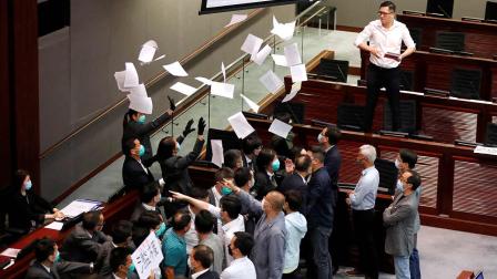 Resurge crisis política en Hong Kong con altercado en parlamento