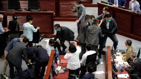 Resurge crisis política en Hong Kong con altercado en parlamento