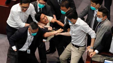 Resurge crisis política en Hong Kong con altercado en parlamento